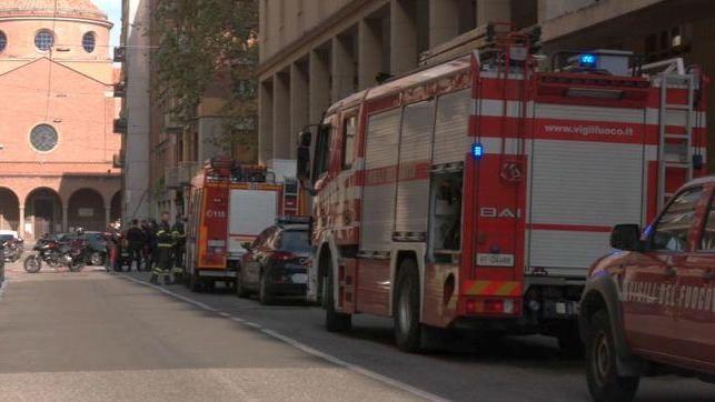 Crolla muro su terrazzo a Bologna, morto il 22enne ferito