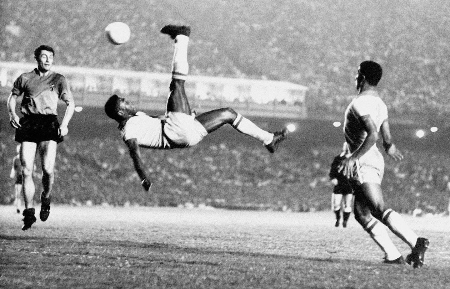 La rovesciata di Pelè, marchio di fabbrica del più grande giocatore di sempre