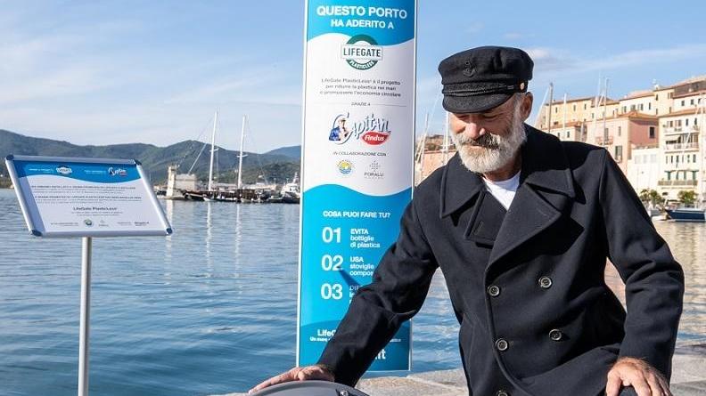 Speciale cestino mangiarifiuti installato nel mare dell'Elba dalla Findus