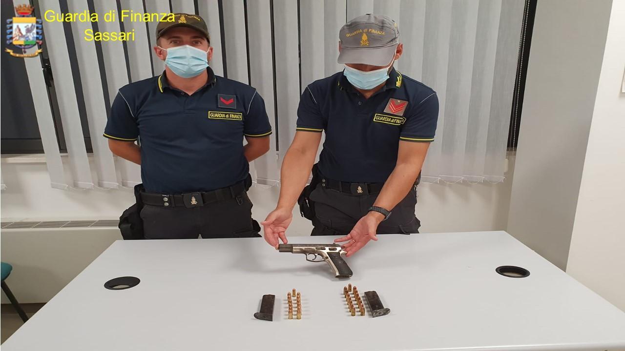 In treno da Sassari a Olbia con una pistola, albanese arrestato
