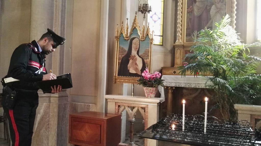 I rilievi dei carabinieri nella chiesa presa di mira dall'uomo