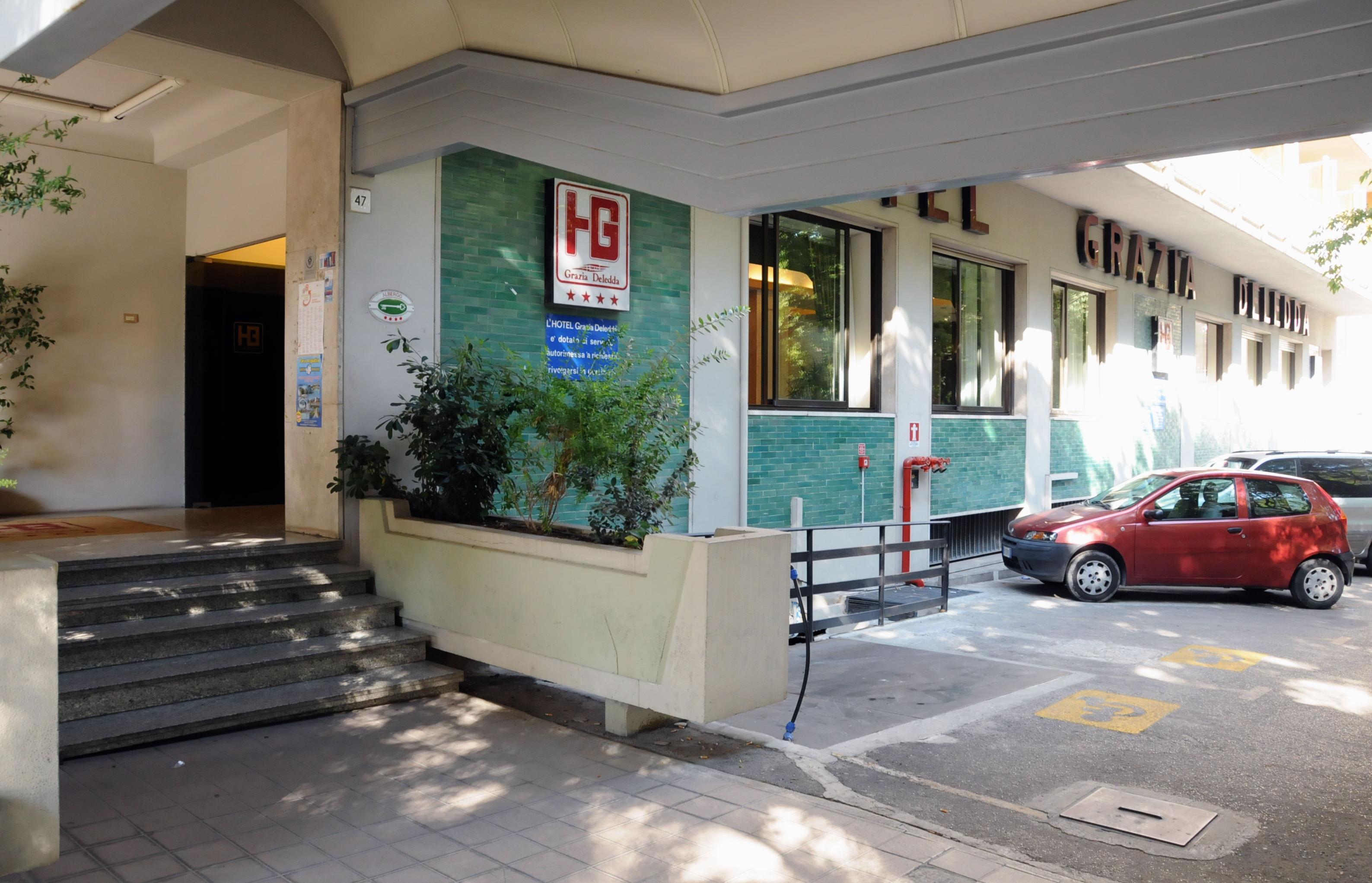 Coronavirus, primi trasferimenti di pazienti al Mater Olbia e all'hotel Grazia Deledda di Sassari