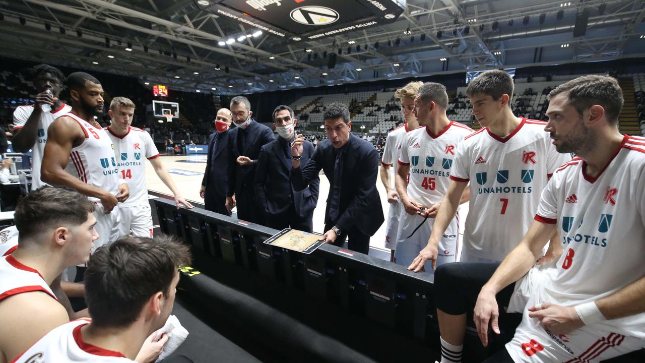 Il tecnico Antimo Martino indottrina la squadra durante un time out