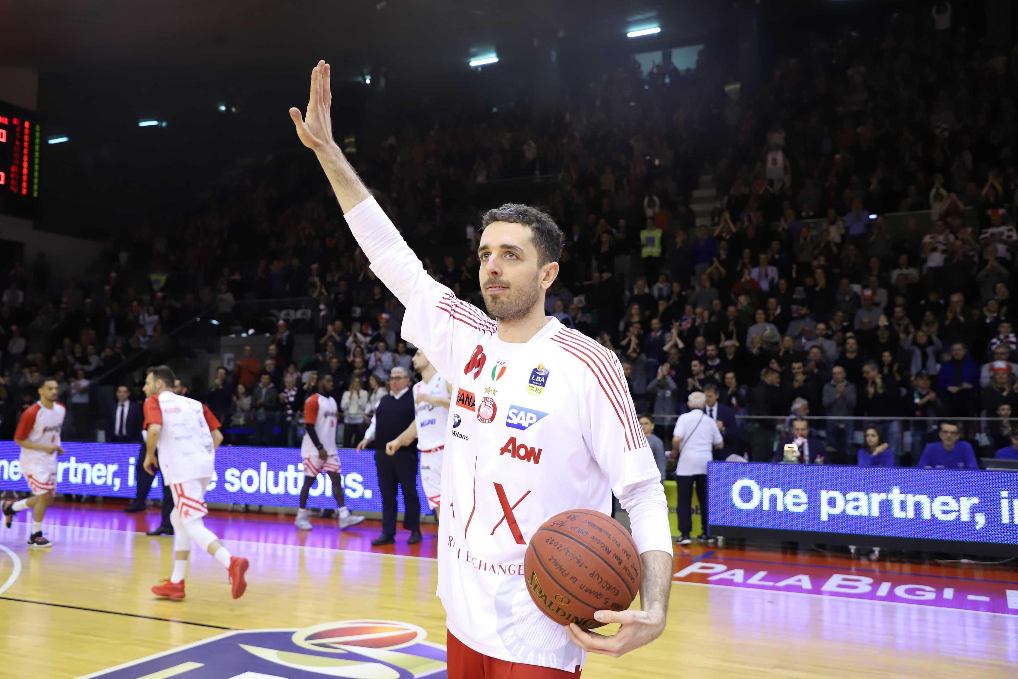 Amedeo Della Valle in maglia Milano festeggiato nel giorno del suo ritorno al Bigi da avversario