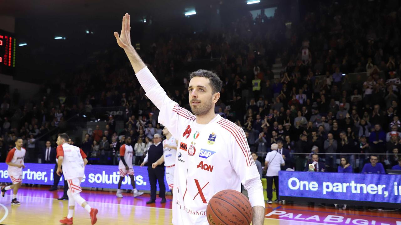 Amedeo Della Valle in maglia Milano festeggiato nel giorno del suo ritorno al Bigi da avversario
