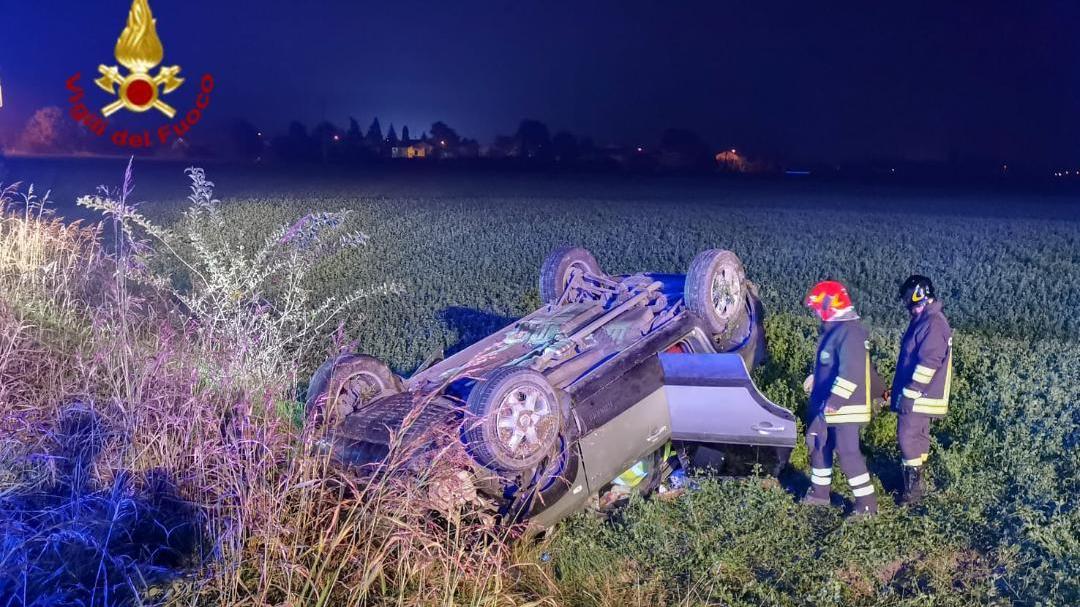 San Felice, va fuori strada e finisce in un campo
