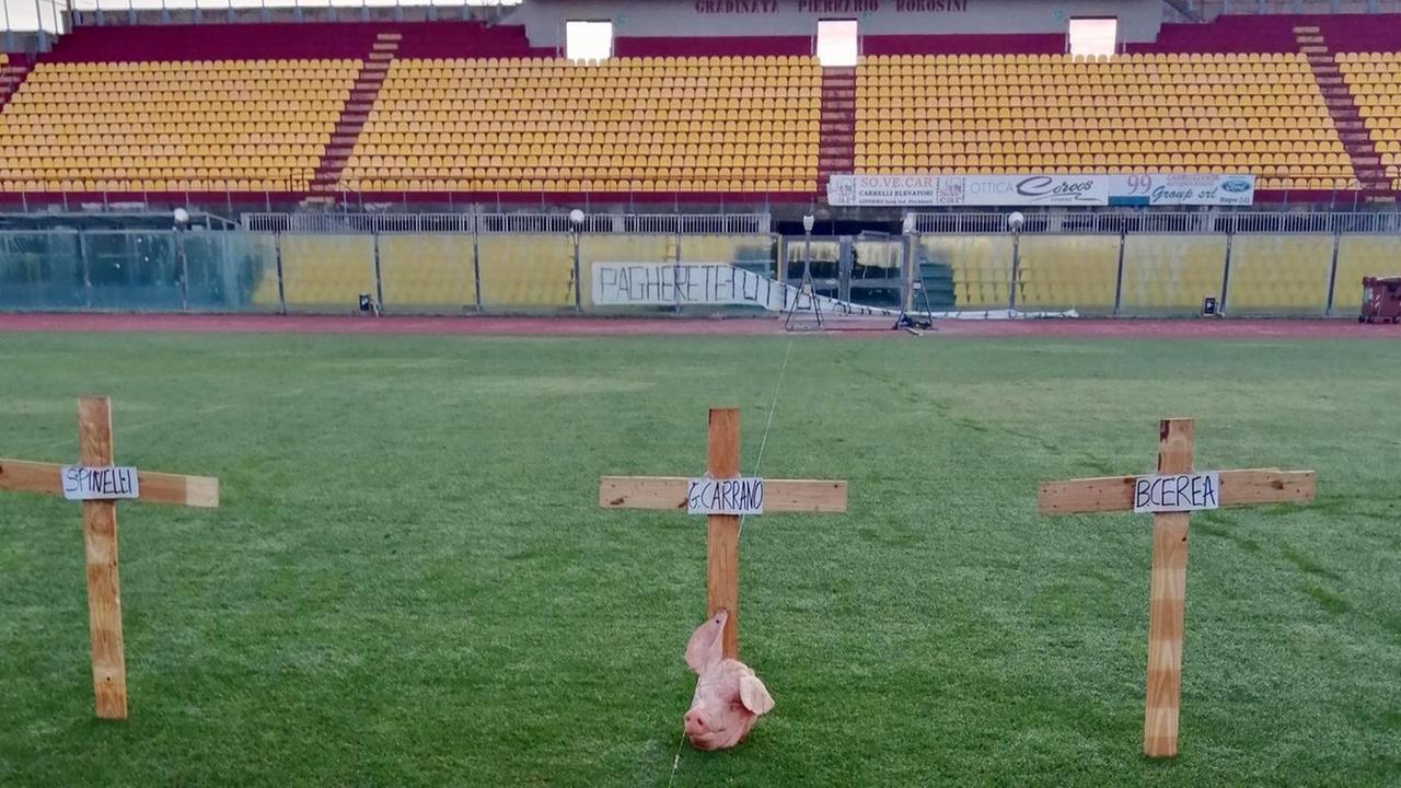 Croci e una testa di maiale Allo stadio un “messaggio” contro i dirigenti del Livorno