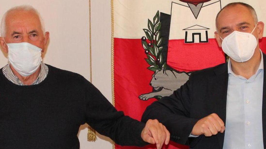 Menesini si congratula con Ghilarducci per il suo romanzo