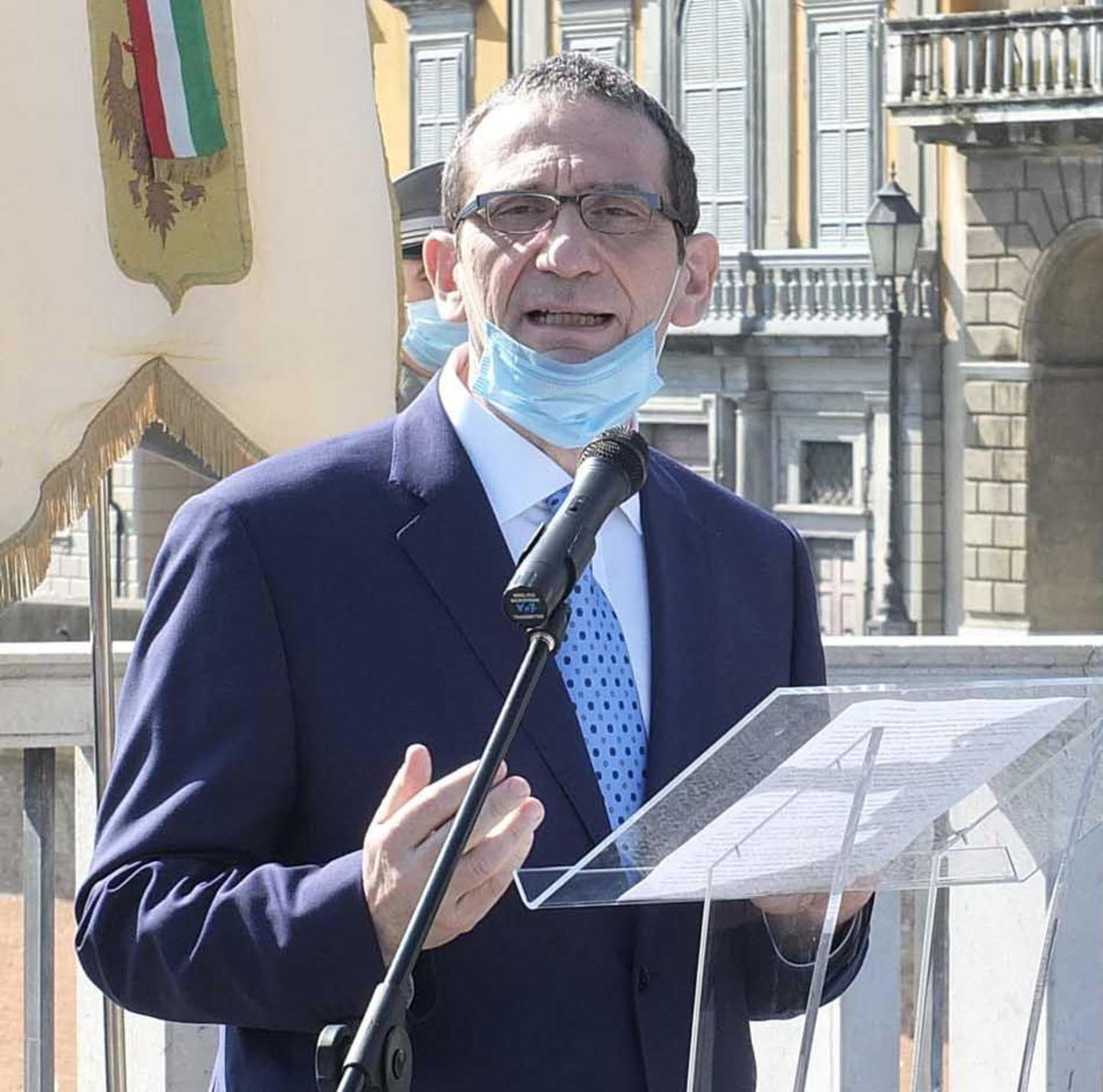 Vettovaglie chiusa dalla mezzanotte e presidi fissi in piazza dei Cavalieri 