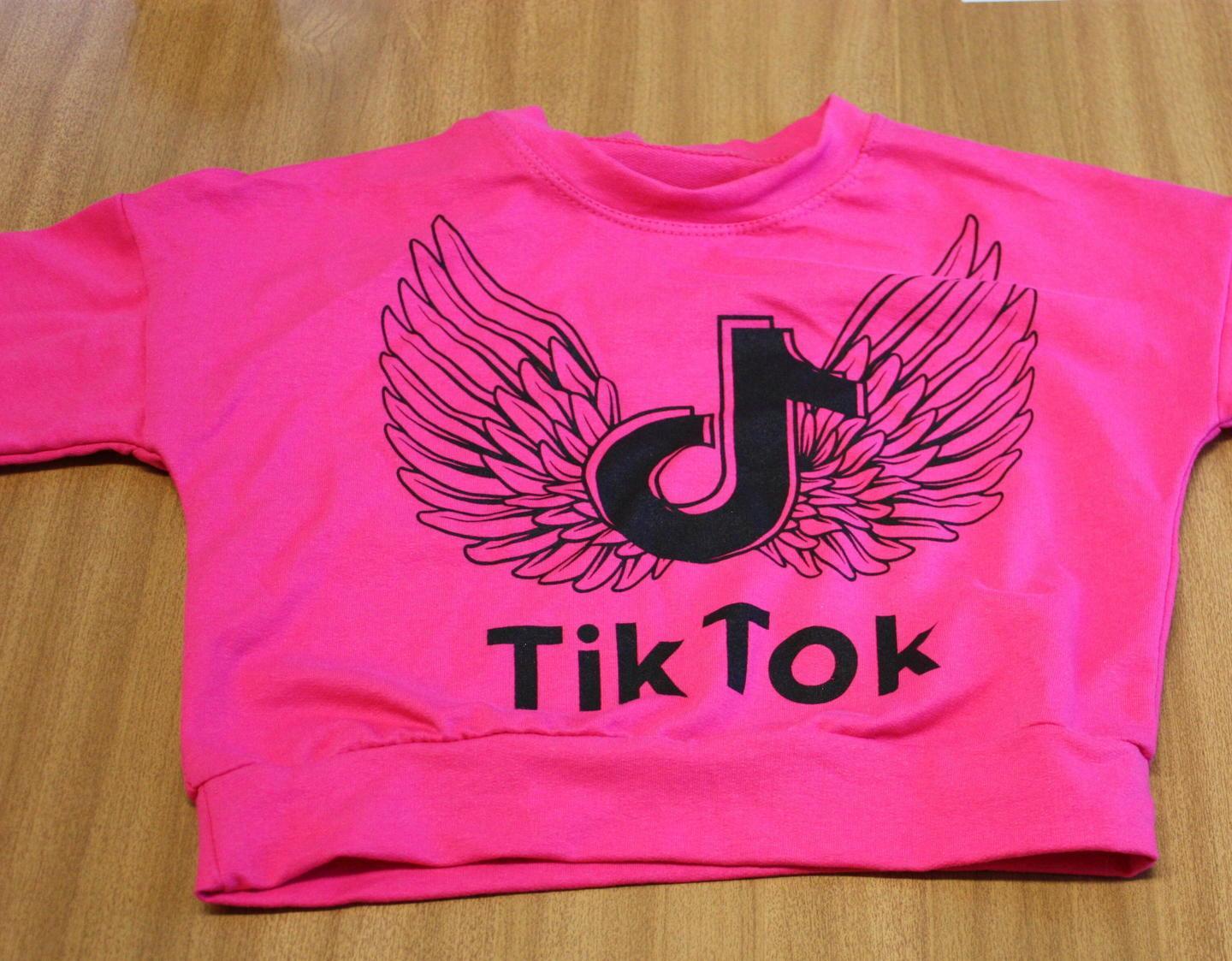Sequestrati capi di abbigliamento col marchio Tik Tok contraffatto 