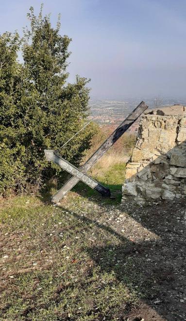 In tanti pronti a fare donazioni per riparare la croce abbattuta 
