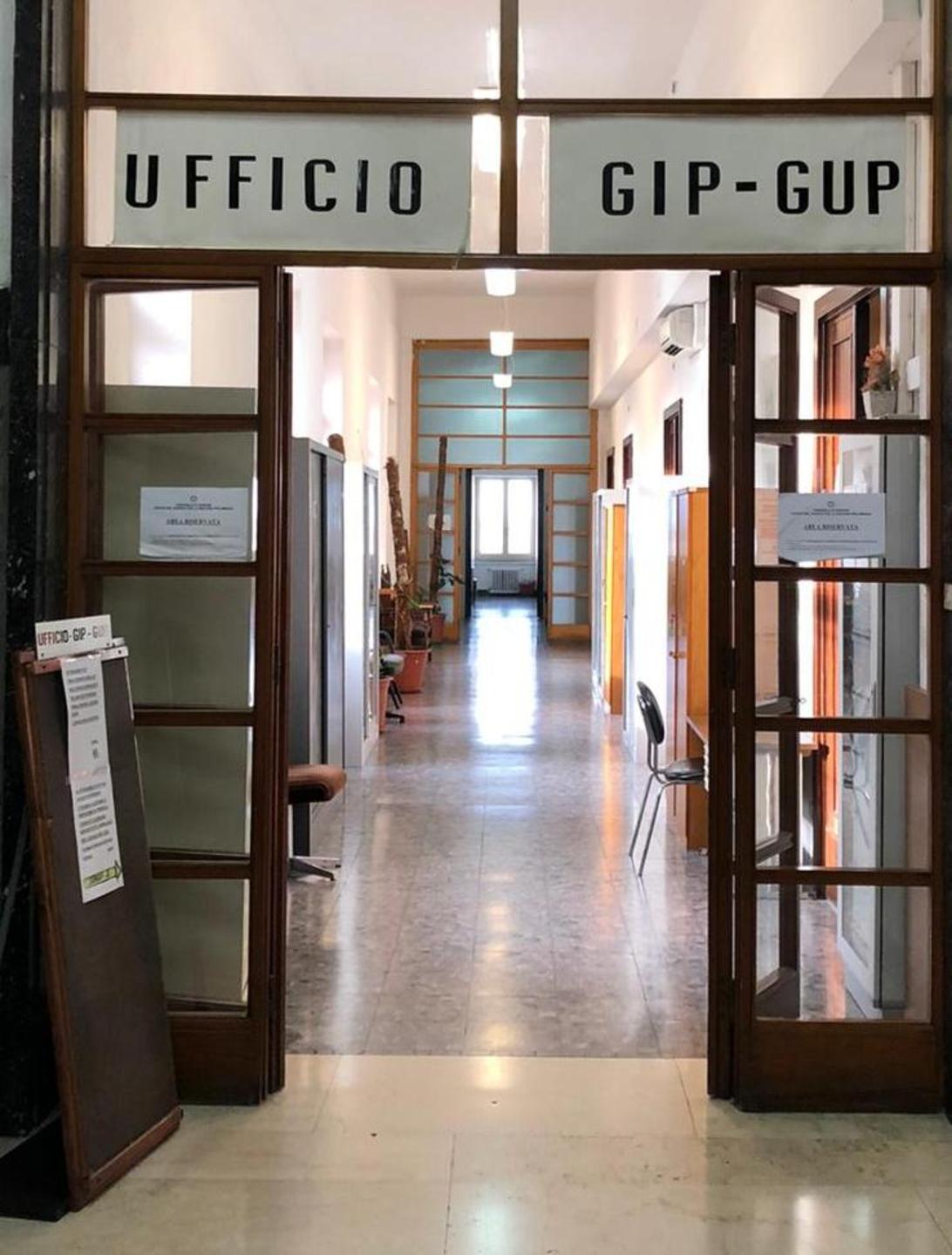 Fratello e sorella picchiano i genitori: allontanati da casa