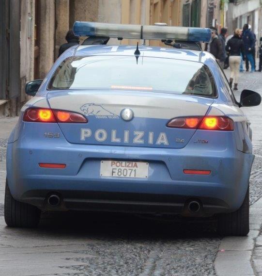 Nello scantinato droga, soldi e proiettili coppia nei guai: lui arrestato, lei denunciata