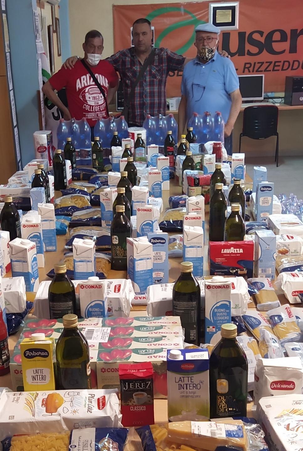 I pacchi dell’Auser per aiutare i poveri 