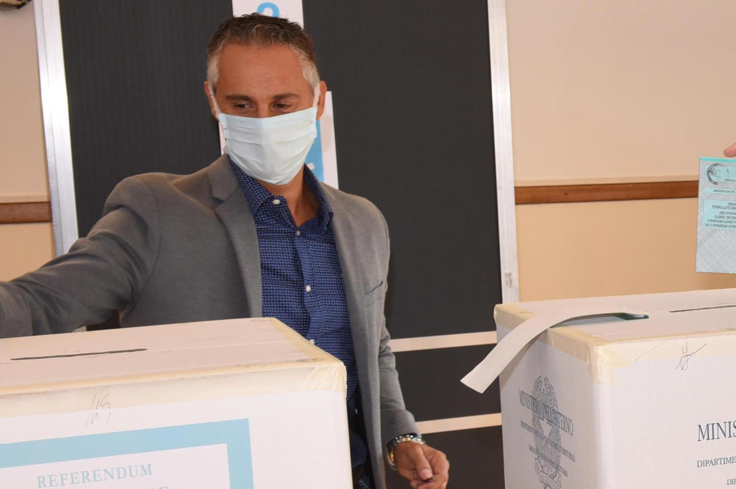 Luogosanto, il sindaco in isolamento: «Votatemi, io non posso» 