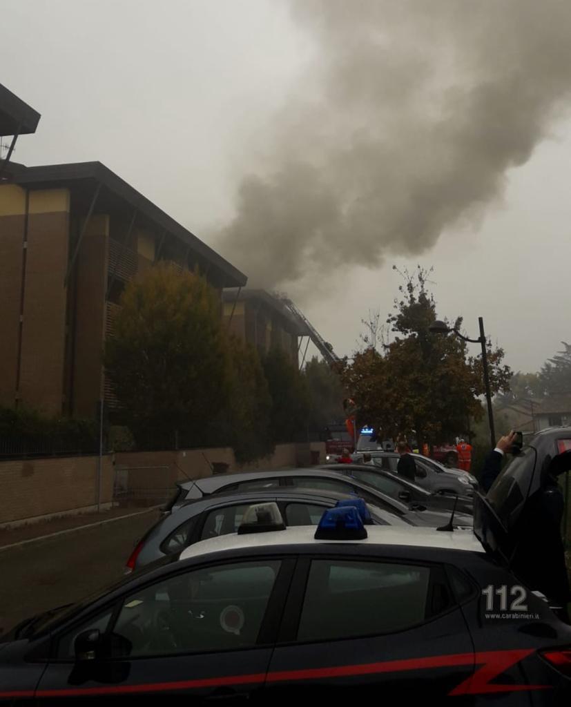 Incendio di tetto in una palazzina, residenti sgomberati