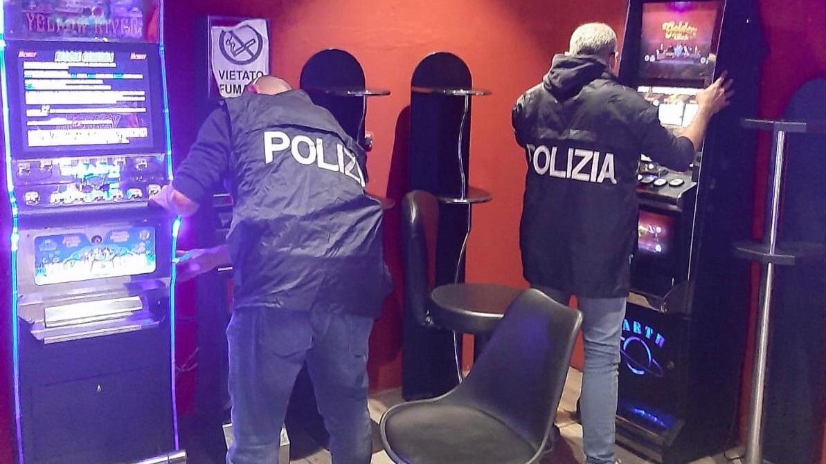 La polizia nel bar con i videogiochi abusivi (foto Mario Rosas)