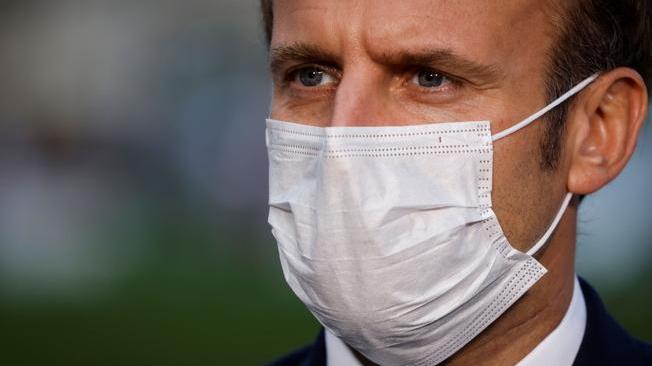 Macron, 'virus con noi almeno fino all'estate'