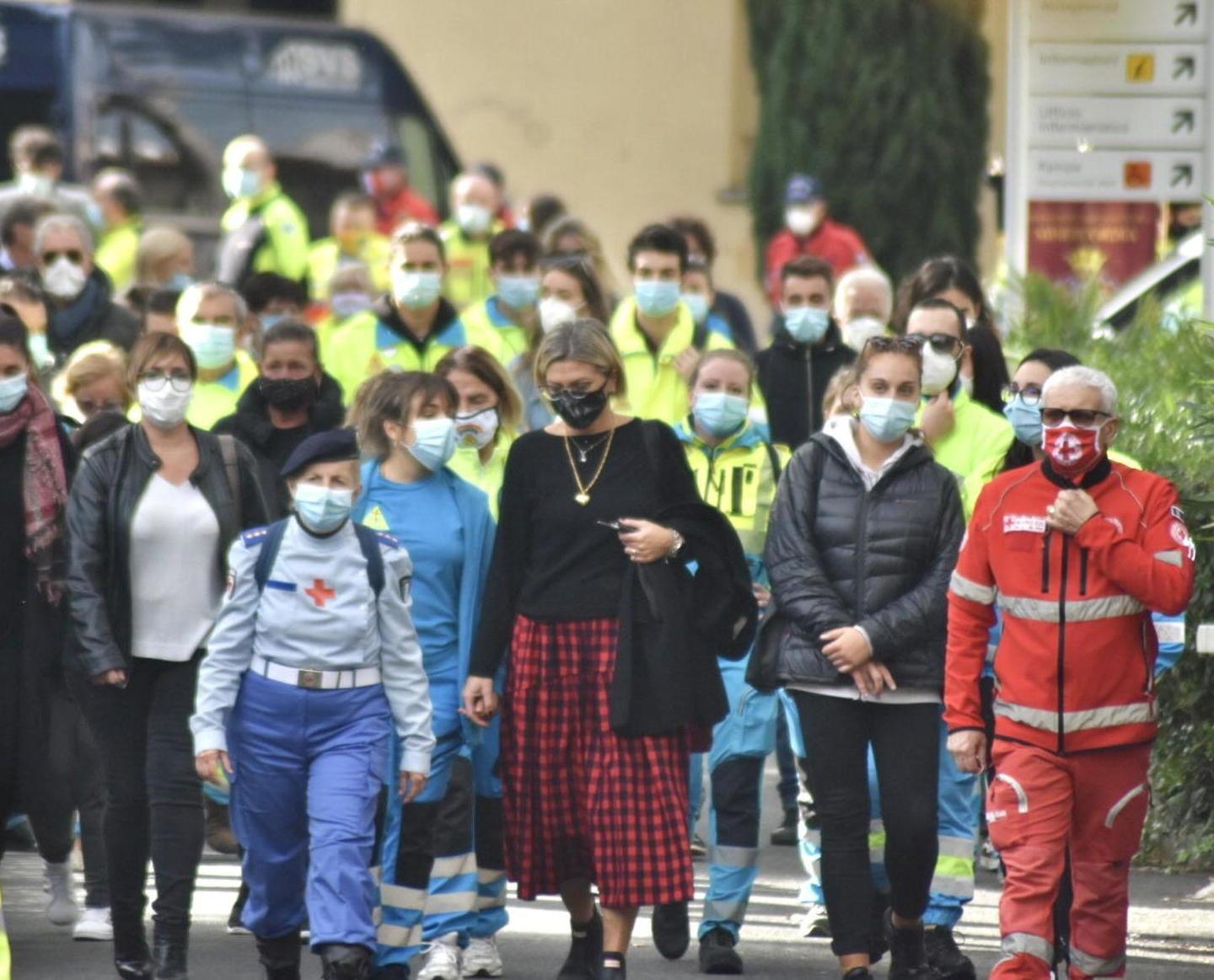 «Robertone non ti dimenticheremo mai» Lacrime e sirene per ricordare il volontario