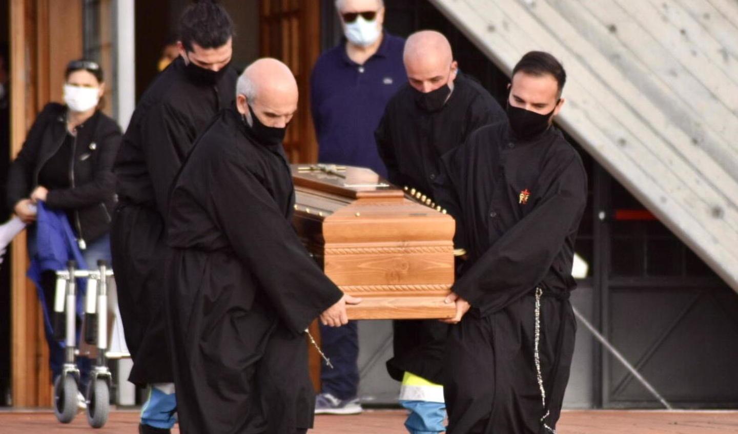 Il vescovo benedice l’amico Michele l’ingegnere col cuore di musicista 