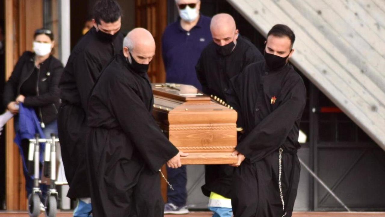 Il vescovo benedice l’amico Michele l’ingegnere col cuore di musicista