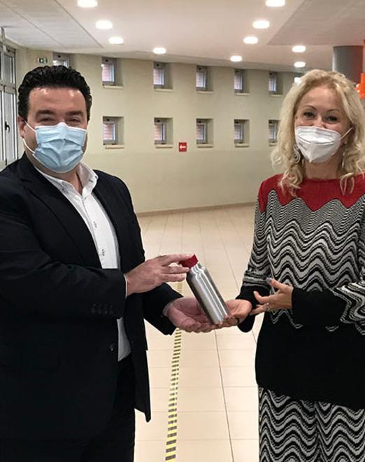 Borracce e non bottigliette: 1300 contenitori in dono agli studenti