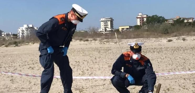 Donna cade in mare Un passante si tuffa e riesce a salvarla 