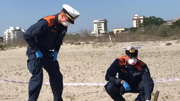 Donna cade in mare Un passante si tuffa e riesce a salvarla