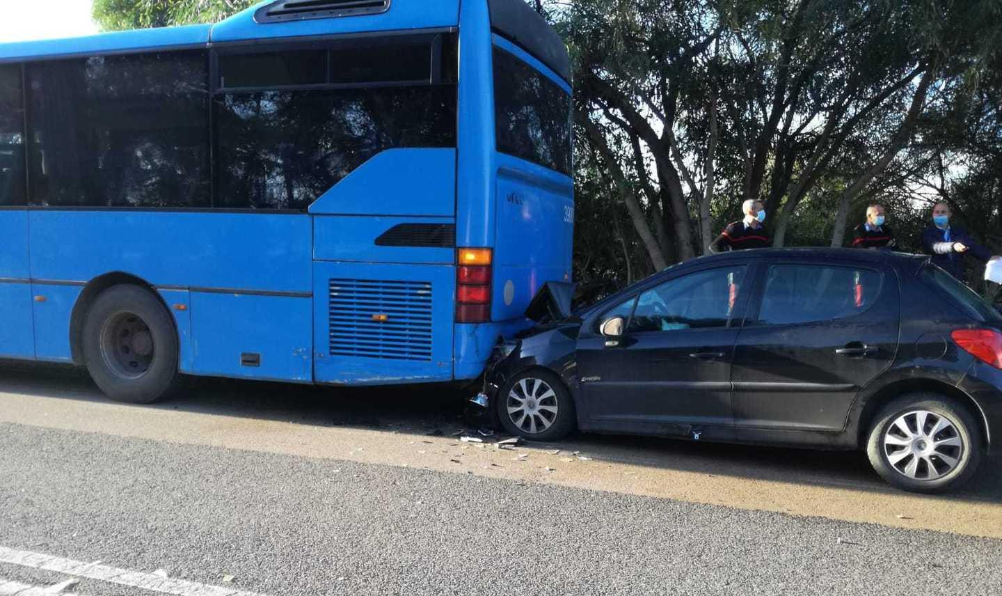 Viale Burruni, auto tampona un pullman dell’Arst: un ferito