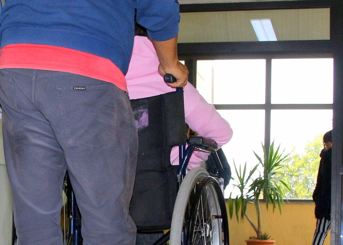 Assistenti disabili senza paga e lavoro 