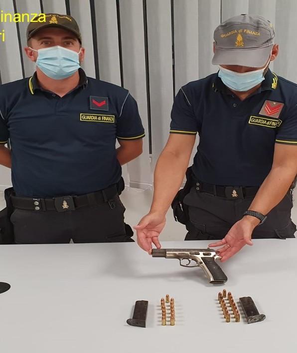 Sul treno con pistola e munizioni 