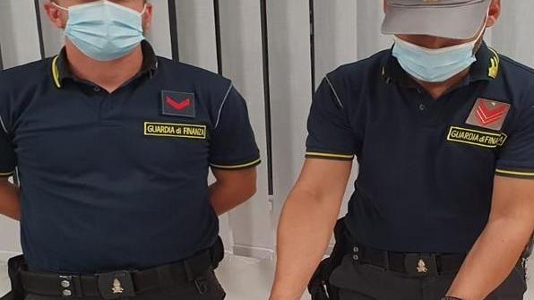 Sul treno con pistola e munizioni