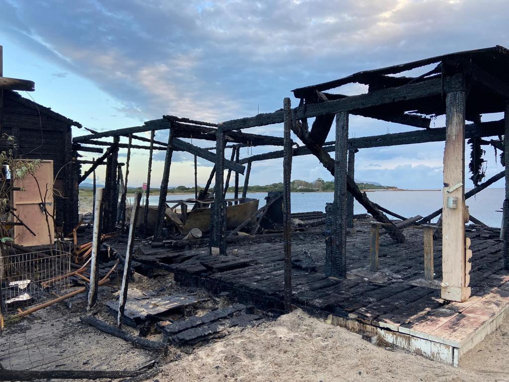 Lo scheletro annerito del chioschetto (le foto sono di Giovanna Sanna)