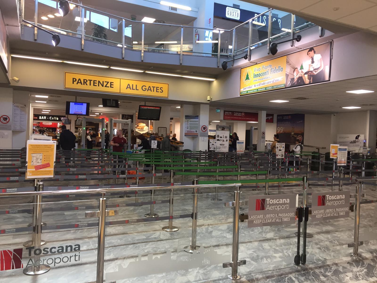 "Semi-lockdown" all'aeroporto di Pisa: Ryanair e altre compagnie dimezzano i voli e restano solo 23 rotte 