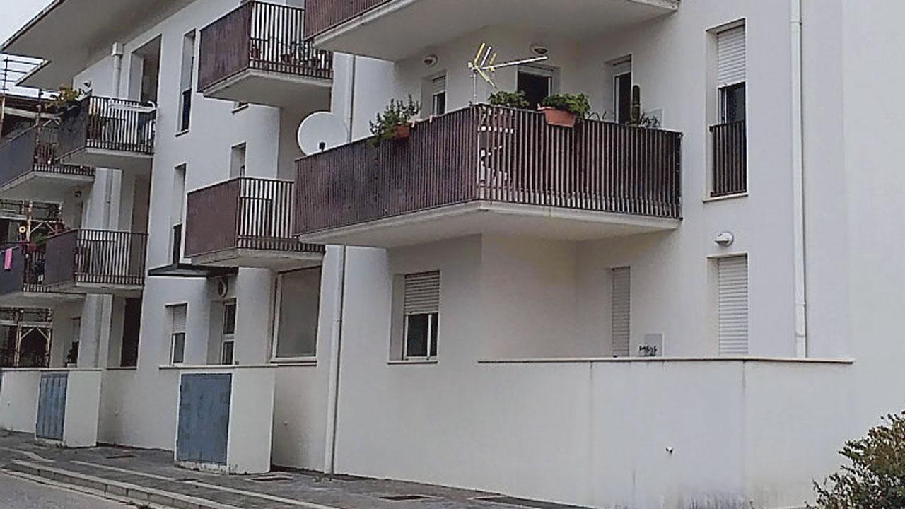 Senza riscaldamento né ascensore da anni: «Così anziani e invalidi sono prigionieri in casa»