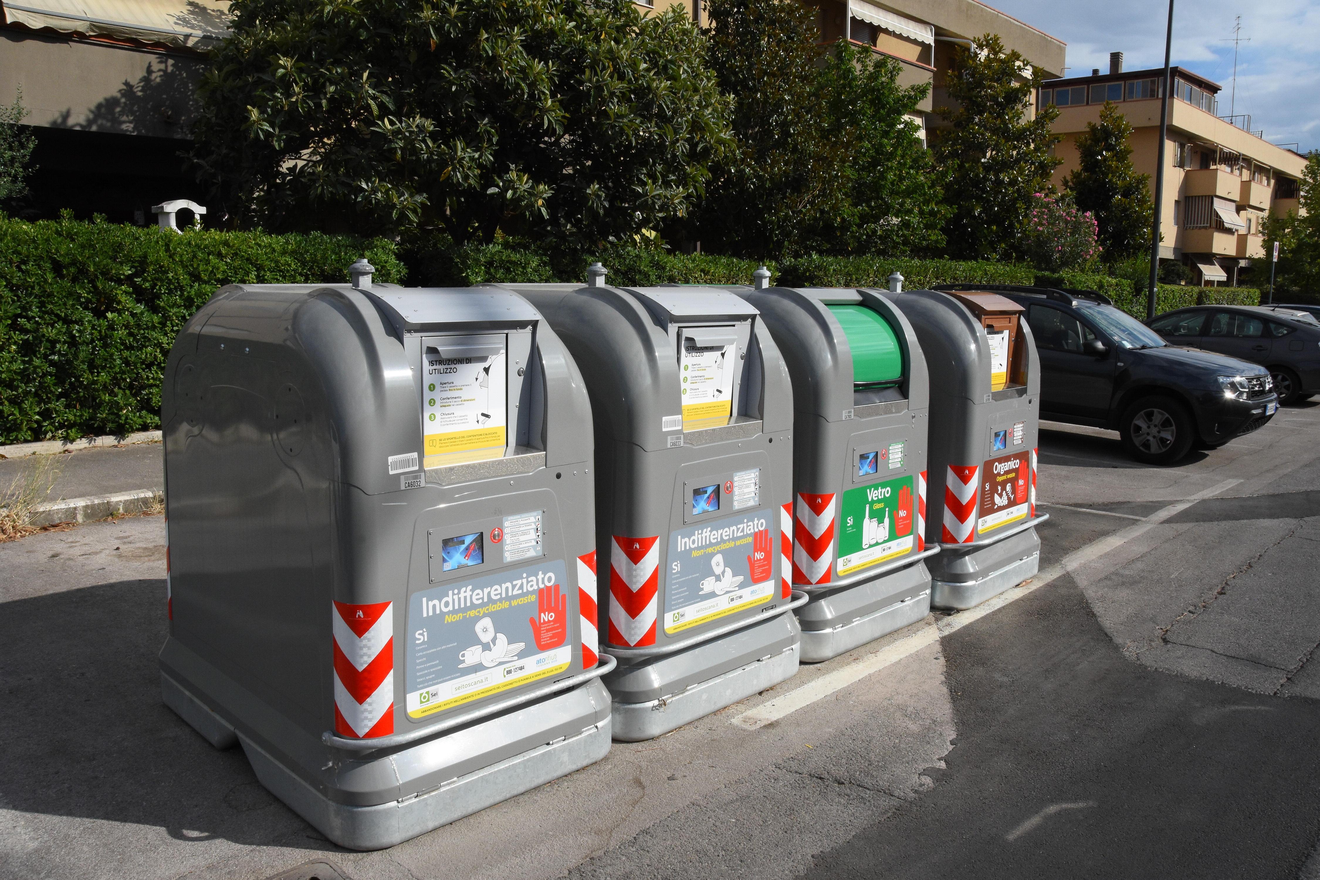 Un'isola ecologica con i cassonetti automatizzati a Grosseto (foto Agenzia Bf)