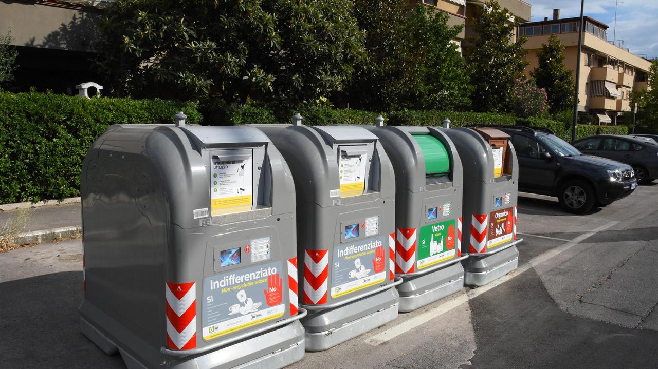 Un'isola ecologica con i cassonetti automatizzati a Grosseto (foto Agenzia Bf)
