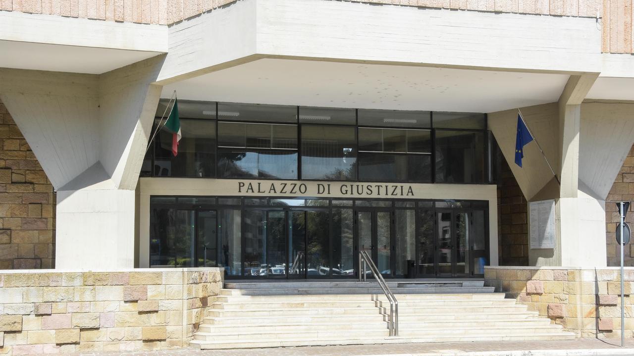 Telecamera nel locale docce della palestra: condanna per l’allenatore