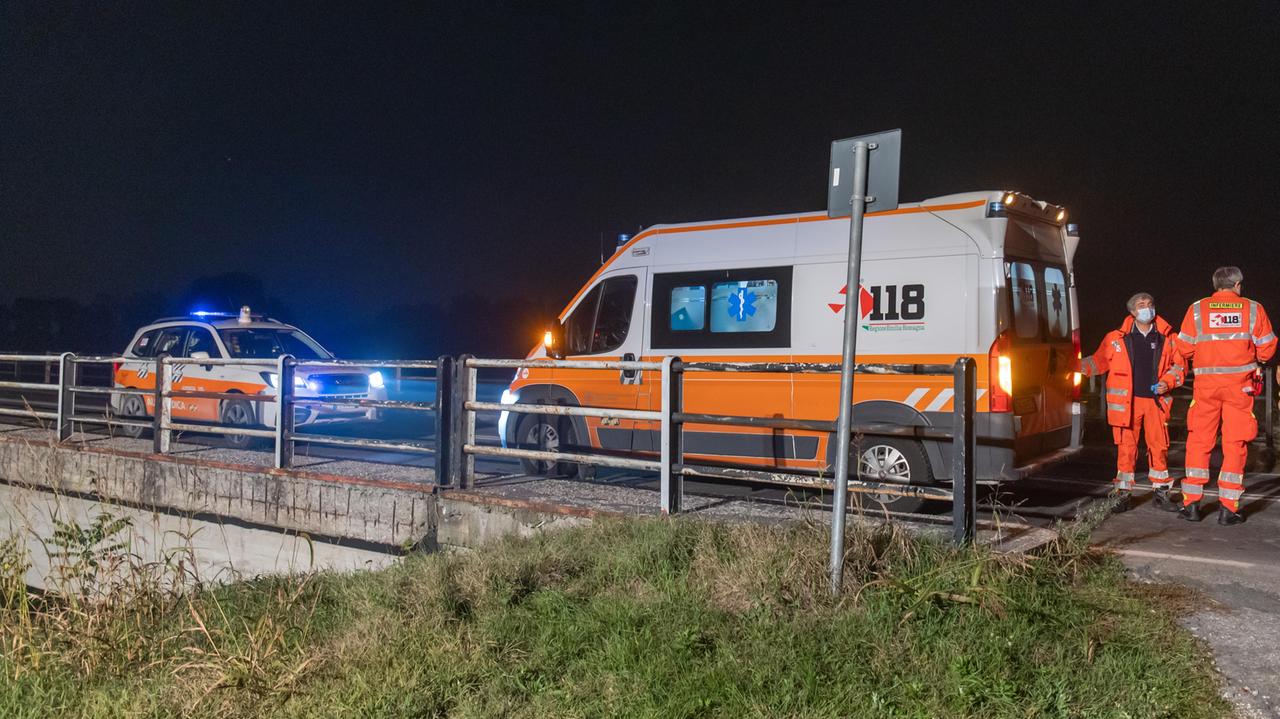 I soccorritori sul Ponte Nuovo a Cento