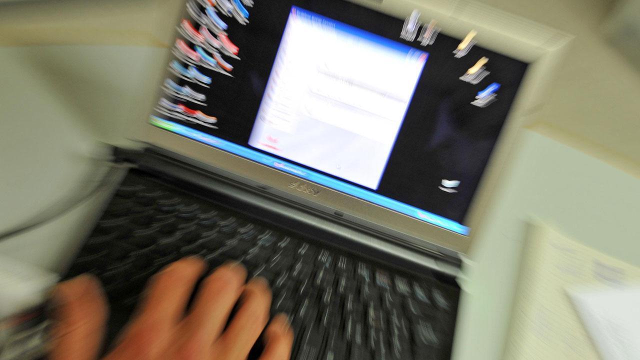 Foto e video con bimbi che fanno sesso: arrestato dopo la perquisizione in casa 