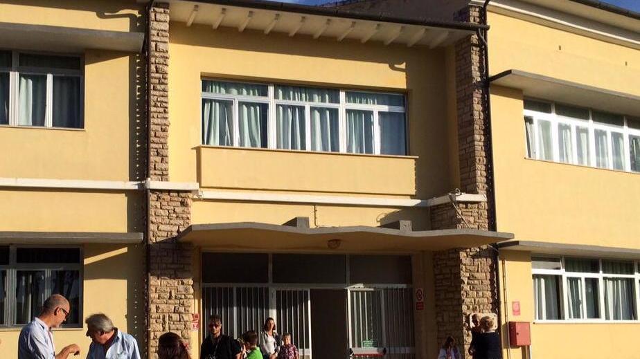 Bimbo positivo al coronavirus a Cecina e classe a casa, la protesta: «Lasciati senza informazioni»