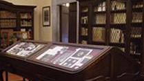 Una delle stanze della biblioteca della Domus Galileiana