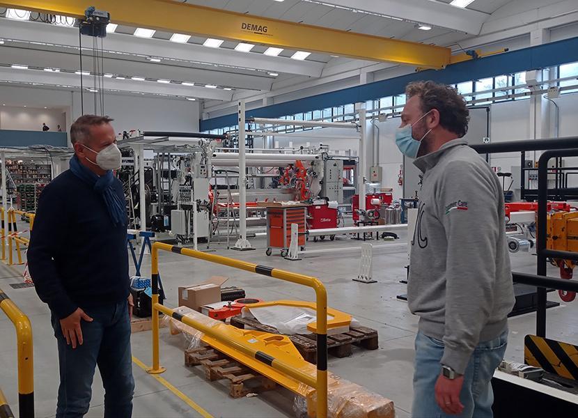 Casella (a sinistra) nello stabilimento di Barga
