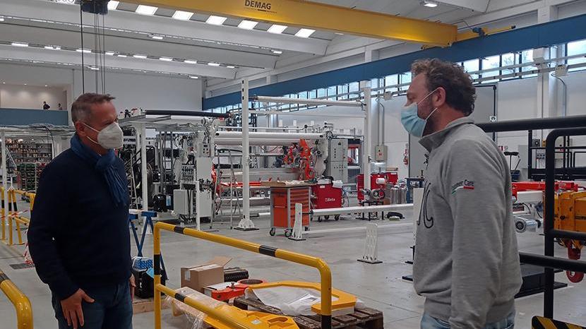 Casella (a sinistra) nello stabilimento di Barga