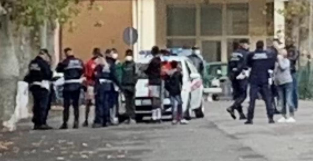 L'arrivo sul posto della municipale con alcuni dei ragazzi rimasti