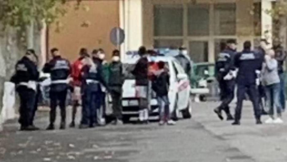 L'arrivo sul posto della municipale con alcuni dei ragazzi rimasti