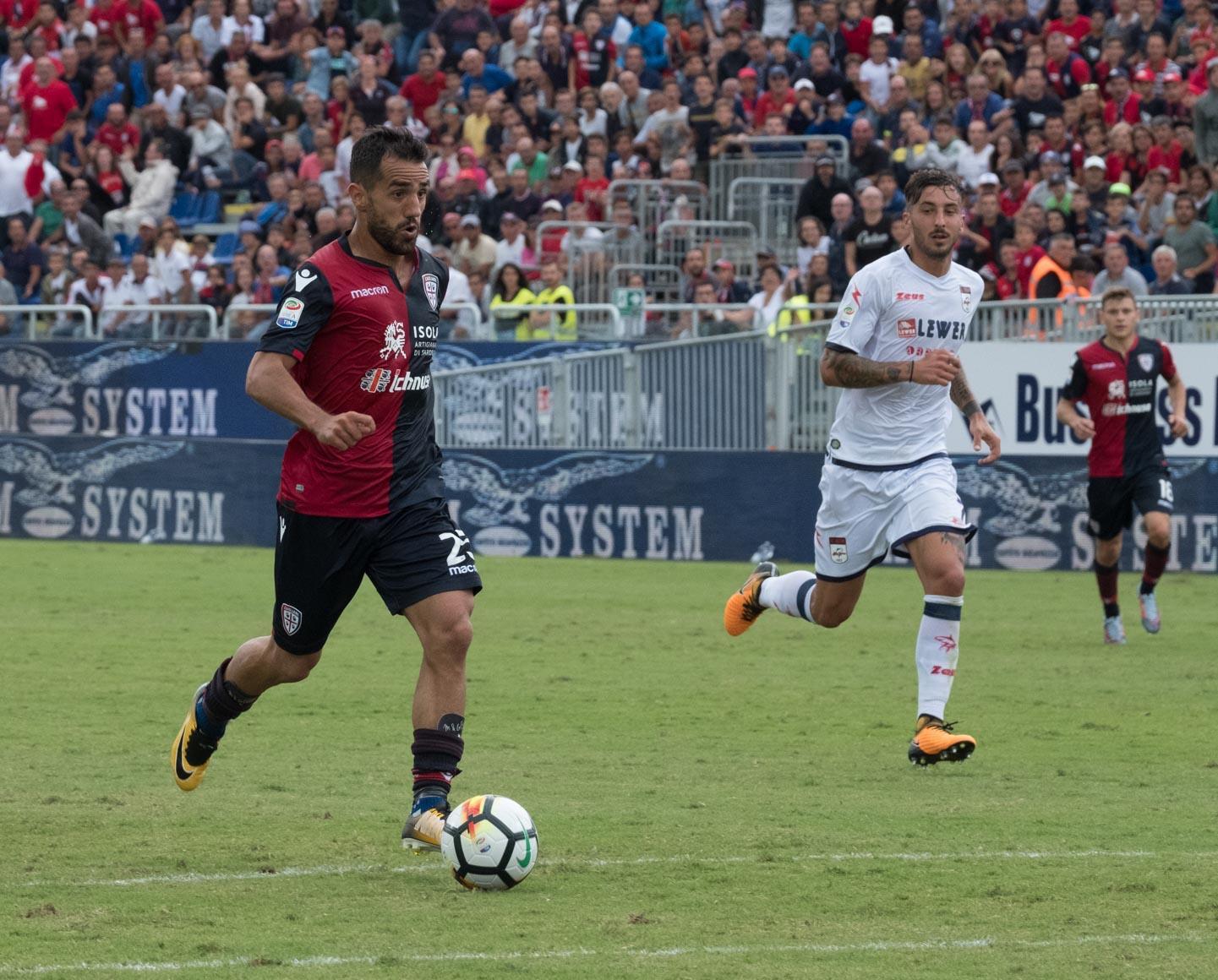 La fuga di Marco Sau conclusa con il gol che regalò nel 2017 il primo successo rossoblù alla Sardegna Arena