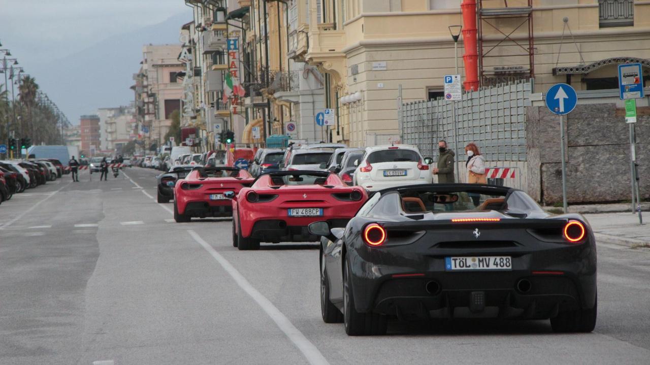 Un tuffo vintage in Passeggiata a Viareggio con le Mille Miglia - Foto