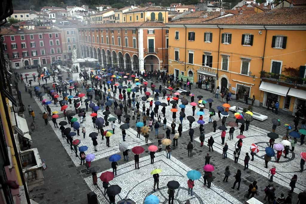 Gli ambientalisti in piazza Alberica a Carrara
