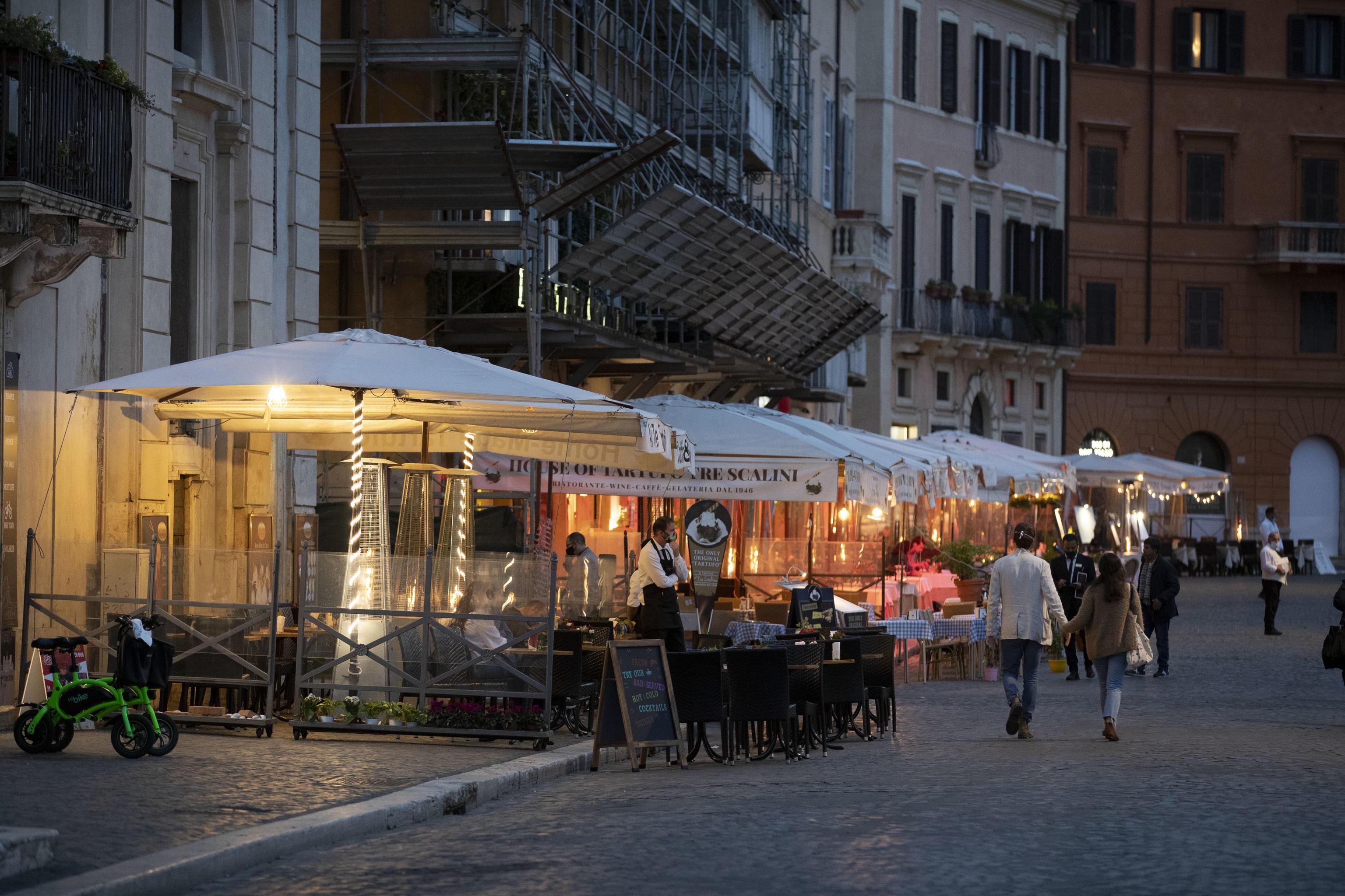 Coronavirus, quasi pronto il nuovo Dpcm: chiusura alle 18 di bar e ristoranti